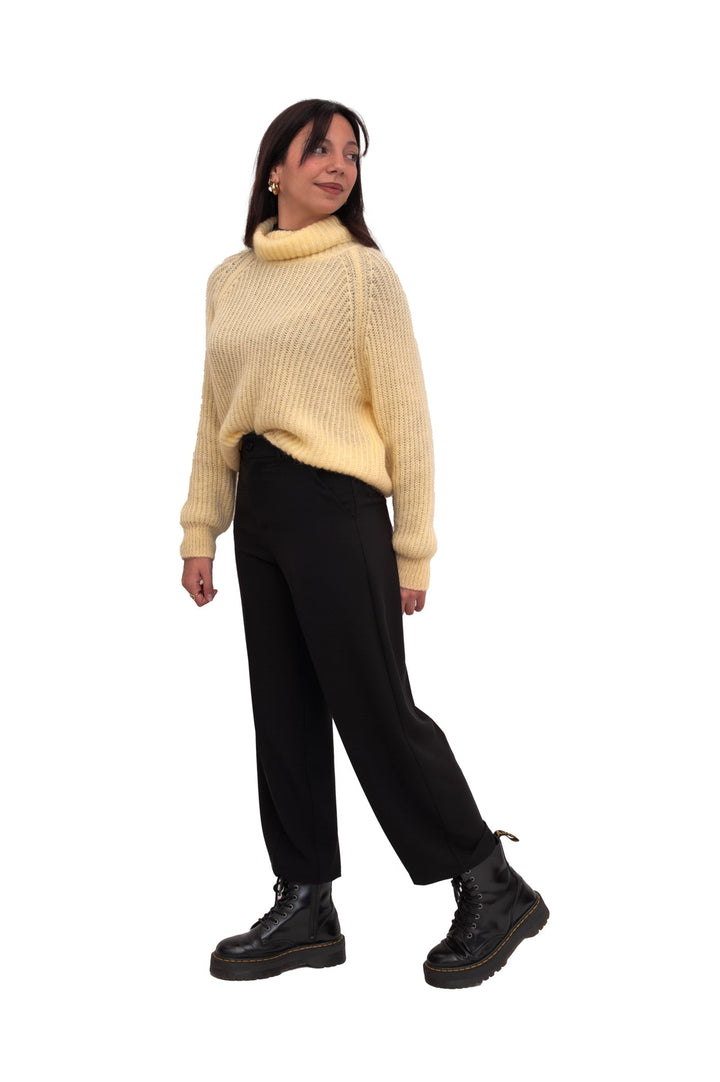 outfit pantalone elastico posteriore e maglione giallo