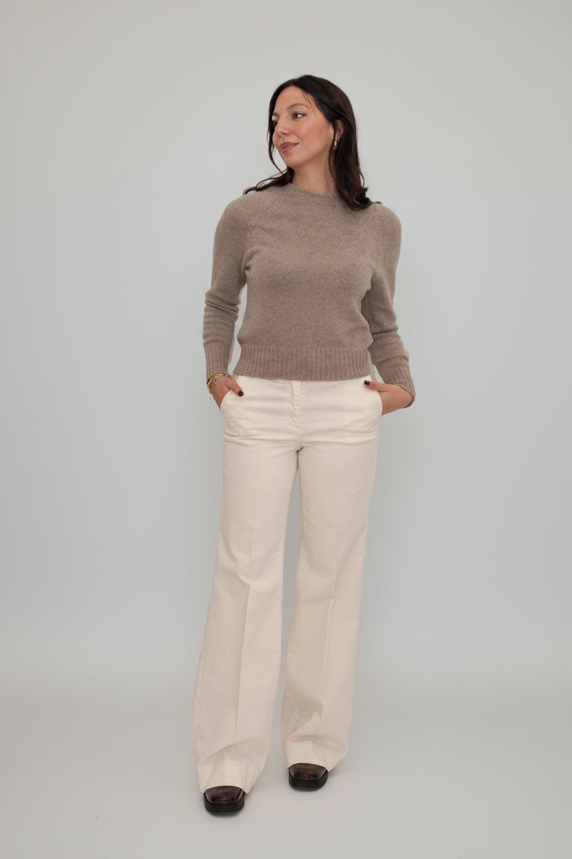 Pantalone palazzo con cintura e maglia taupe