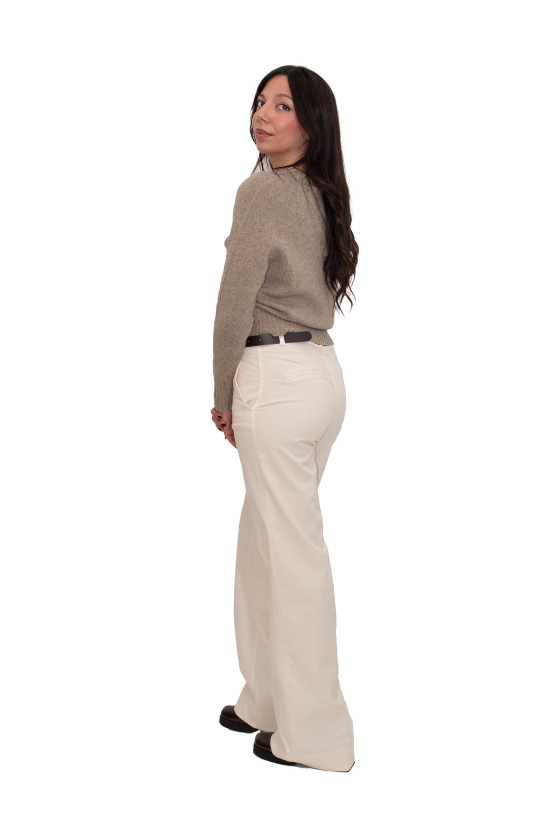 Pantalone palazzo con cintura e maglia taupe
