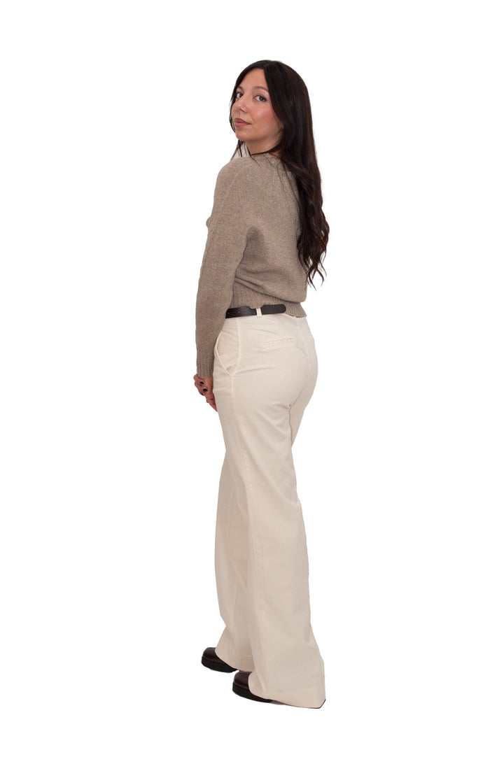 Pantalone palazzo con cintura e maglia taupe