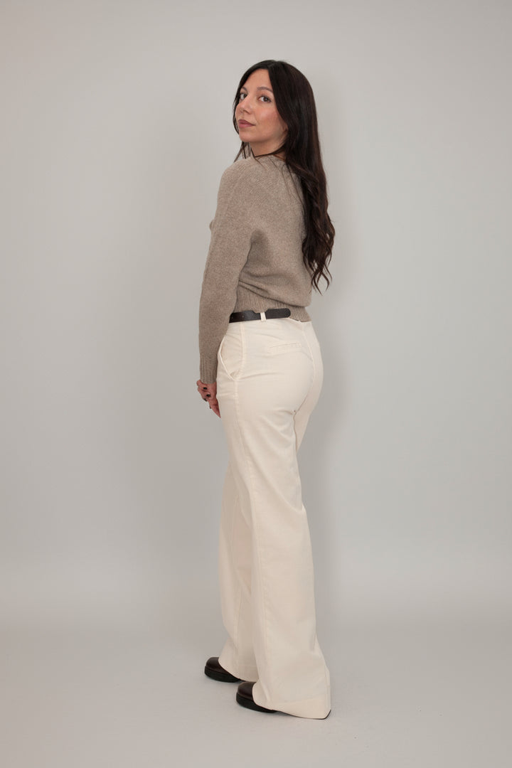 Pantalone palazzo con cintura e maglia taupe