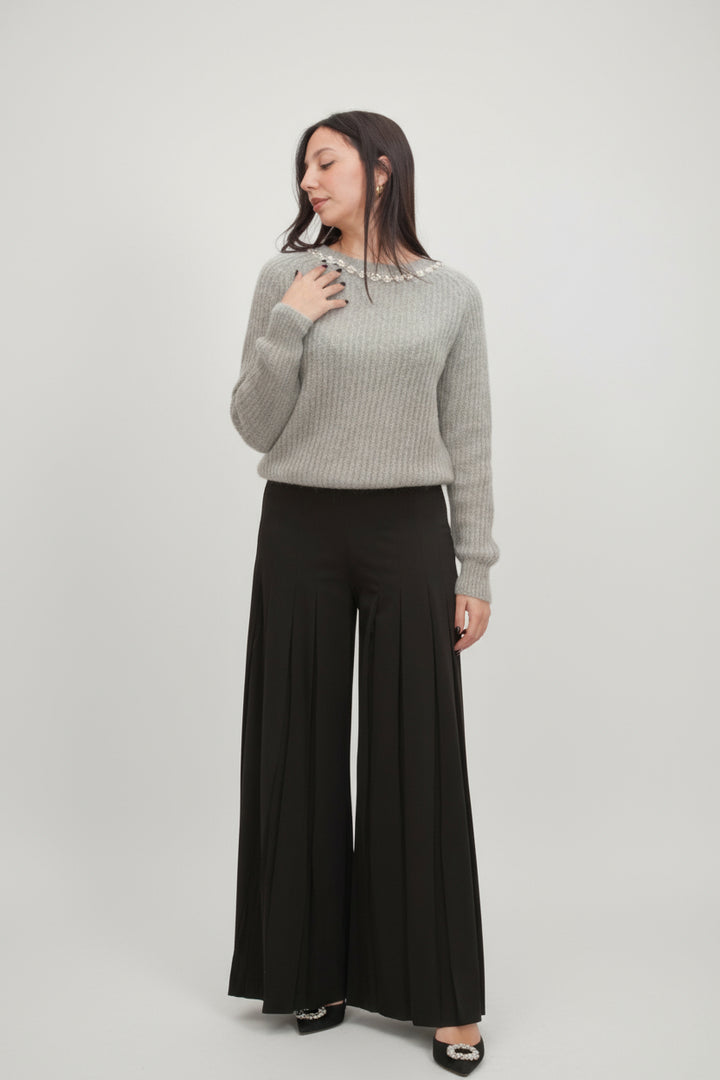 Outfit maglione catena gioiello pantagonna pinces