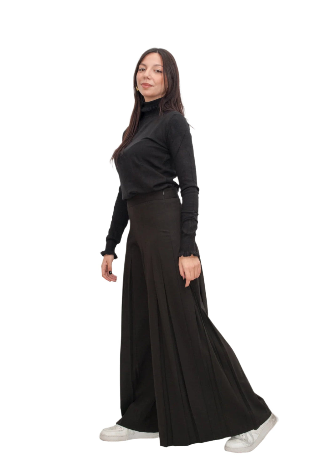 outfit pantagonna con pinches dolcevita nera