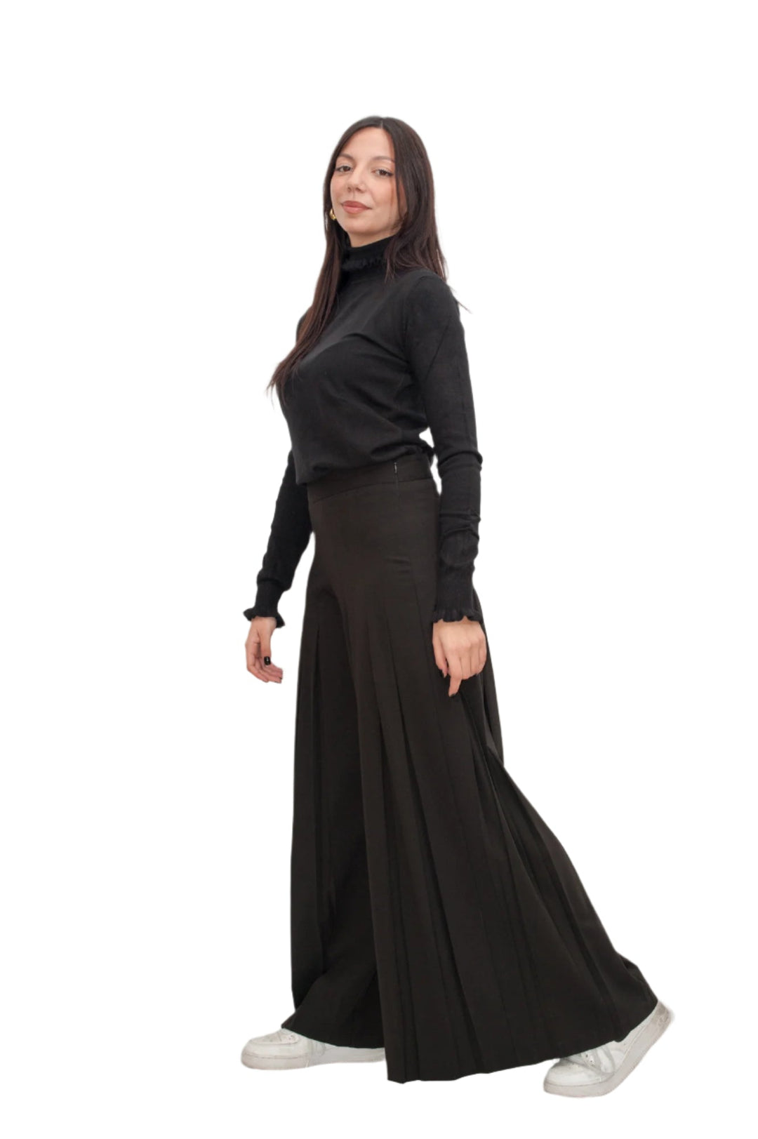 outfit pantagonna con pinches dolcevita nera