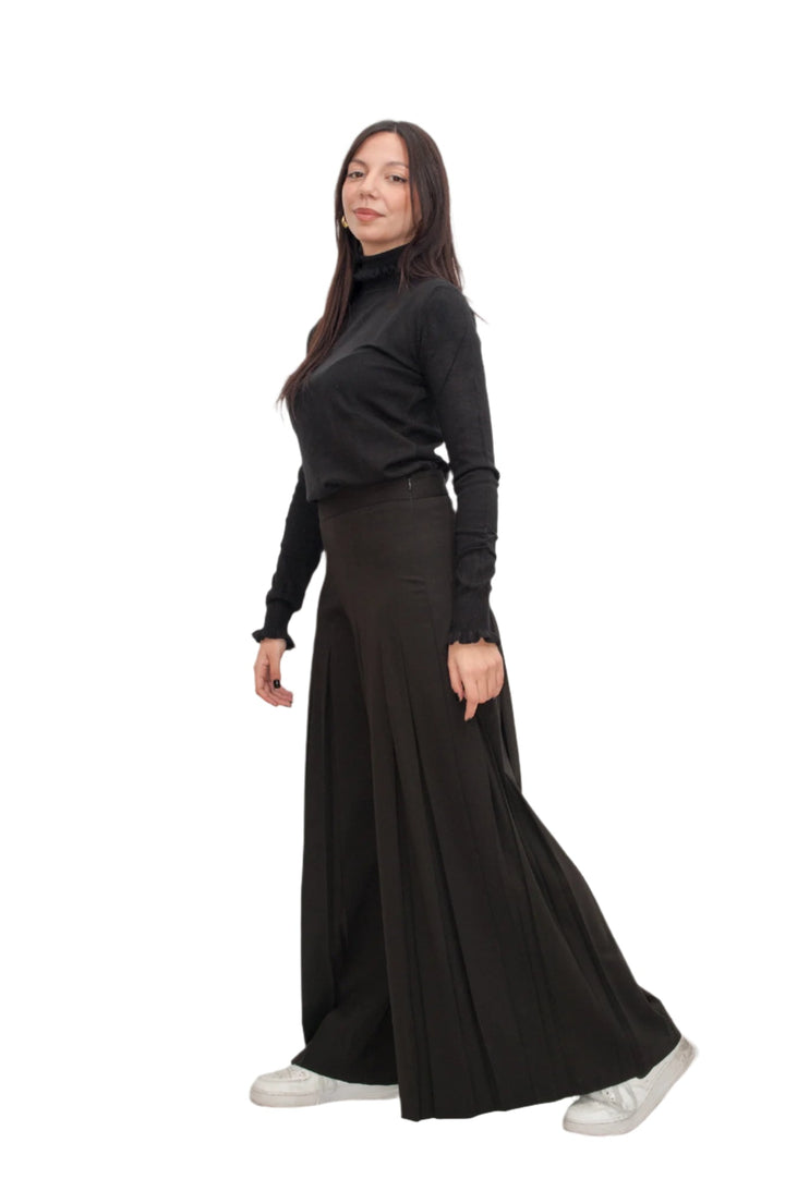 outfit pantagonna con pinches dolcevita nera