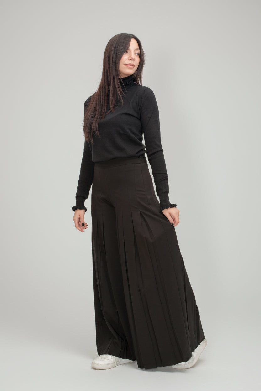 outfit pantagonna con pinches dolcevita nera