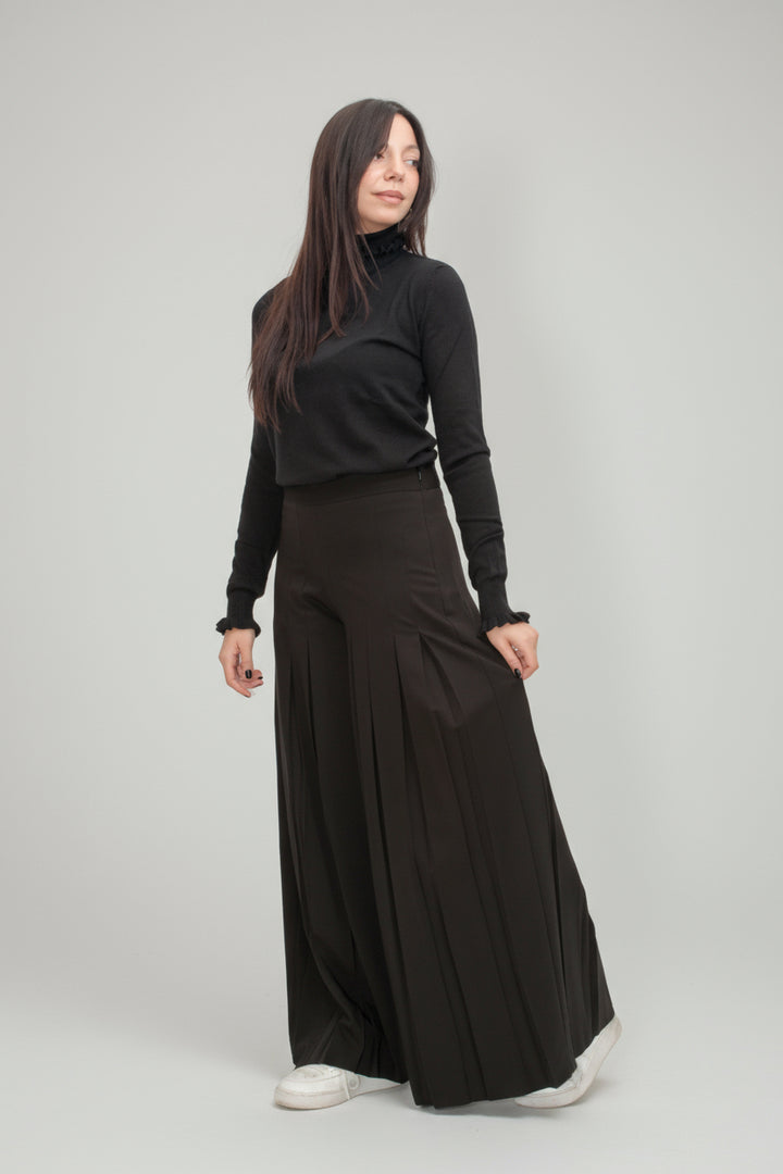 outfit pantagonna con pinches dolcevita nera