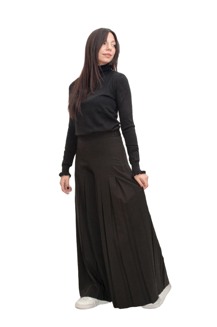 outfit pantagonna con pinches dolcevita nera